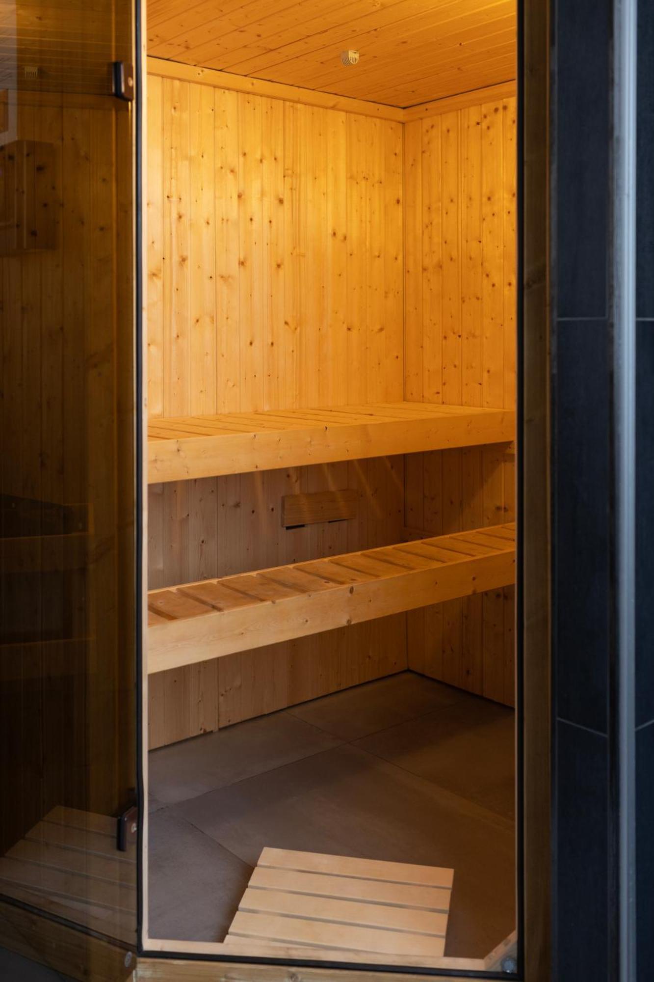 Huge With Sauna And Free Parking