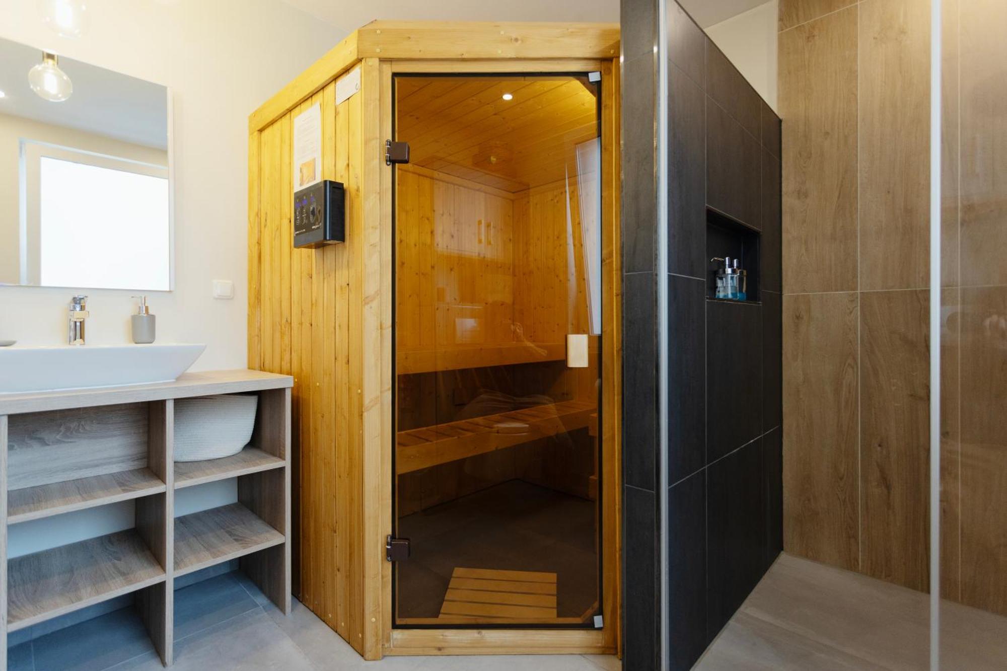 Huge With Sauna And Free Parking